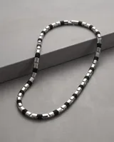 Collar de acero con cuentas cilíndricas plateadas intercaladas con detalles negros de caucho.