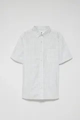 Camisa de manga corta para hombre, con cuello abotonado y estampado a cuadros en tonos celeste y blanco.