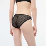 Braga de encaje negra con cintura elástica y detalle de volados.