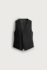 Chaleco regular fit de Zara confeccionado en tejido con lana, color negro, con cuello en V, manga sisa, bolsillos de vivo en la cintura, trabilla ajustable en la espalda y cierre frontal de botonadura.