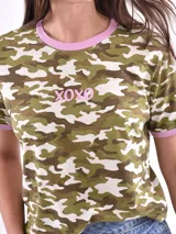 Remera blanca con estampado de labios rojos y texto "How to spell love".