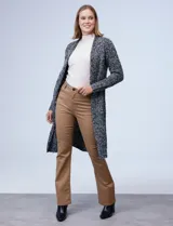 Cardigan largo de tejido boucle color negro con detalles en blanco y gris.