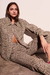 Pantalón de jean con estampado animal print, corte recto y tiro medio.