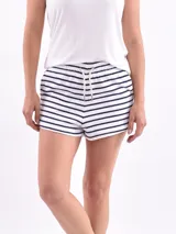 Short blanco con rayas horizontales azul marino, cintura elástica con cordón ajustable.