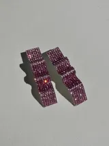Par de aros rectangulares con forma de hebilla, cubiertos de strass color fucsia.