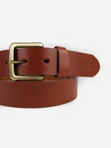 Cinto de cuero marrón con hebilla metálica dorada.