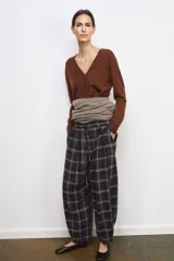 Chaqueta tipo cárdigan de lana, color beige, con escote en pico, manga larga y cierre frontal con botones.