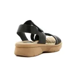 Sandalia de mujer color crema, con tira ancha sobre los dedos, tira cruzada sobre el empeine, pulsera con velcro al tobillo y plataforma baja.