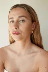 Caravanas de acero inoxidable bañadas en oro de 18K con diseño en forma de caracol.