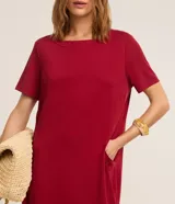 Vestido corto marrón modelo t-shirt de Marfinno, con mangas cortas, cuello redondo y bolsillos laterales.