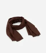 Bufanda femenina de punto liviano en color negro, con diseño básico y terminación deshilachada en los extremos.