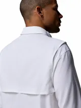 Camisa de manga larga Columbia, modelo Silver Ridge Utility, color blanco, con bolsillos frontales con solapa y cierre de velcro. Cuenta con protección solar y tejido transpirable.