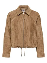 Campera corta de efecto gamuza en color marrón, con cuello camisero, cierre frontal de cremallera metálica, bolsillos laterales y cordón ajustable en el dobladillo inferior.
