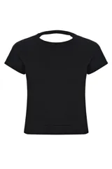 Remera básica negra entallada de manga corta con cuello redondo.