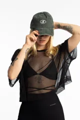 Gorra de gabardina color gris con logo bordado en el frente.