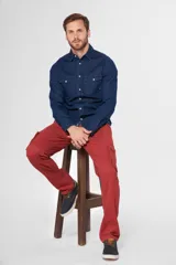 Pantalón cargo de gabardina con spandex, color rojo, de corte clásico y tiro medio, con bolsillos laterales con solapa y broche a presión.