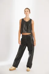 Pantalón de cuero de oveja negro, de tiro medio y corte slouchy.