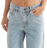 Pantalón de jean azul claro, de corte holgado tipo boyfriend, con tiro alto y pierna recta.