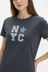 Remera de algodón blanca de manga corta y cuello redondo, con estampa frontal que incluye un corazón rojo y letras con diseño animal print.