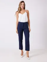 Pantalón sastrero slim negro de tiro alto, con pretina anatómica, pinzas verticales frontales y cierre oculto. Tiene bolsillos laterales inclinados y pinzas traseras para un ajuste favorecedor.