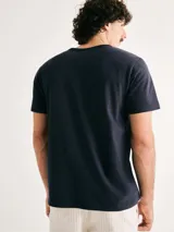 Camiseta celeste de corte slim, cuello redondo y manga corta.