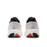 Championes de running New Balance Fresh Foam X 1080, color gris claro con detalles en negro y celeste.