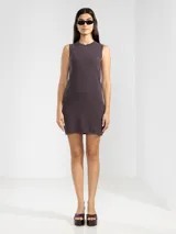 Minivestido ajustado de tejido de punto color rosa, sin mangas y cuello redondo.