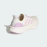 Championes de running Adidas Ultraboost 5, color blanco crema con detalles en lila. Presentan tecnología Light Boost en la mediasuela para mayor retorno de energía, exterior textil con ajuste tipo media y suela de caucho.