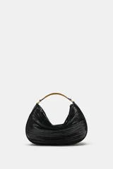 Bolso de mano negro de diseño fruncido con detalle de tiras y bolsillo interior con cremallera. Cuenta con un asa rígida metálica dorada y cierre principal mediante cremallera.
