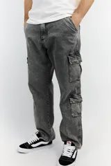 Pantalón jean cargo gris nevado con doble bolsillo externo en cada pierna.