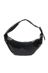 Cartera negra en forma de media luna, con cierre superior y ojales metálicos plateados en el borde.