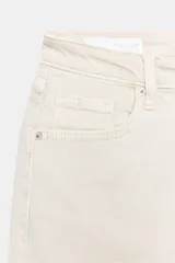 Jeans de tiro alto con cinco bolsillos, diseño cropped flare y bajo sin costuras. Cuenta con cierre frontal de cremallera y botón metálico.