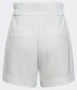 Bermuda roja de poliéster con cintura elástica, bolsillos laterales y cierre con cremallera y botones.