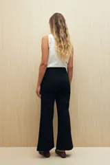 Pantalón de tiro alto color verde oliva, con corte ancho y botones decorativos en la cintura.