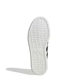 Championes Adidas modelo Barreda, de diseño retro con puntera estilo T-Toe. Presentan una combinación de cuero sintético blanco y detalles en gamuza gris claro, con las icónicas tres tiras laterales en color negro y suela cupsole de goma.