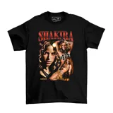 Remera negra de algodón con estampado estilo bootleg de la cantante Shakira, presentando múltiples imágenes de la artista y tipografía en tonos rojos.