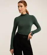 Blusa basica Cortelle de cuello alto y manga larga, confeccionada en punto de viscosa color verde oscuro. Cuenta con detalle de abertura en los puños.