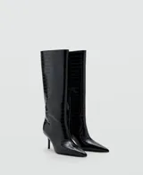 Botas altas de caña media con acabado texturizado tipo cocodrilo, punta fina y tacón de aguja. Diseño elegante con cierre lateral.