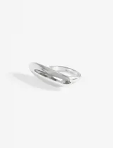Anillo plateado con forma ovalada.