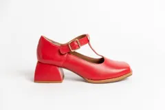 Guillerminas de cuero color crema con taco bloque de 6 cm y hebilla dorada.