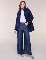 Campera larga de color azul marino con diseño capitoneado geométrico, capucha desmontable y cierre frontal completo. Cuenta con bolsillos laterales con cierre y ajuste en la cintura.