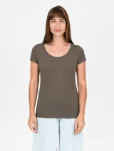 Remera de manga corta, cuello redondo y calce al cuerpo, color beige jaspeado.