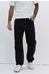 Pantalón de jean corte relaxed, color negro, con diseño de cinco bolsillos y cierre frontal con botón y cremallera.