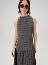 Vestido midi sin mangas de silueta en A y escote redondo, con diseño geométrico de inspiración op art y detalle de fruncido elástico en el cuerpo, confeccionado en algodón.
