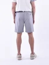 Bermuda de hombre color gris oscuro, de corte regular y largo hasta la rodilla, con cintura elástica y cordón de ajuste.