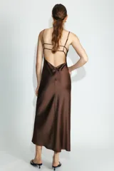 Vestido midi de tejido satinado con escote en pico y tirantes finos ajustables. Presenta un diseño de espalda descubierta con tiras cruzadas y cierre con cremallera.