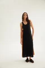 Vestido largo de punto de algodón y acrílico, sin mangas, con escote redondo, corte en la cintura y diseño tricolor en tonos marrón, amarillo y detalles oscuros.