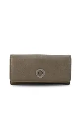 Billetera larga de diseño rectangular con solapa frontal y detalle de aro metálico central. Confeccionada en material símil cuero con textura granulada, cuenta con múltiples compartimentos internos para tarjetas, billetes y un monedero con cierre.