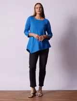 Blusa verde manzana en tejido acanalado, marca Ruby Rd. Largo de mangas ¾ con abertura y botones. Terminación de ruedo asimétrico.