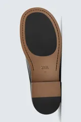 Zapato de vestir tipo derby fabricado en piel, con horma cuadrada, cierre de cordones y suela con ligero tacón.